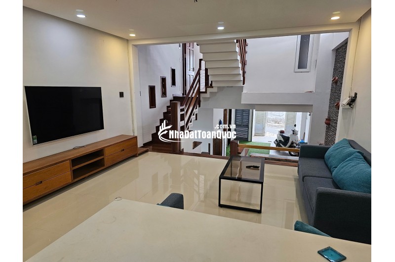 Bán nhà 3 tầng Phó Đức Chính, Vĩnh Hòa – gần biển 300m, có hồ cá Koi, giá 10 tỷ